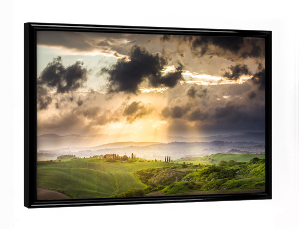 Poster mit schwarzem Rahmen "Lichtschauspiel" artboxONE - Natur - Frankreich,Südfrankreich,Himmel,Dörf,Sonnenstrahlen,Sonnen