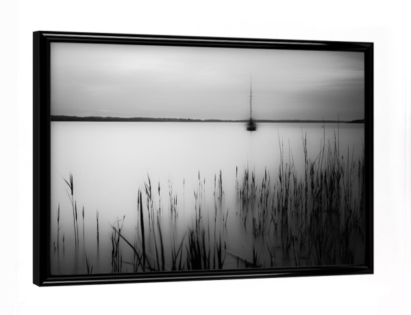 Poster mit schwarzem Rahmen "Silent bw" artboxONE - Natur,Schwarzweiß - See,Schilf,Boot,Nebelkrieger,Ruhe,Entspannung,Silence,Stille
