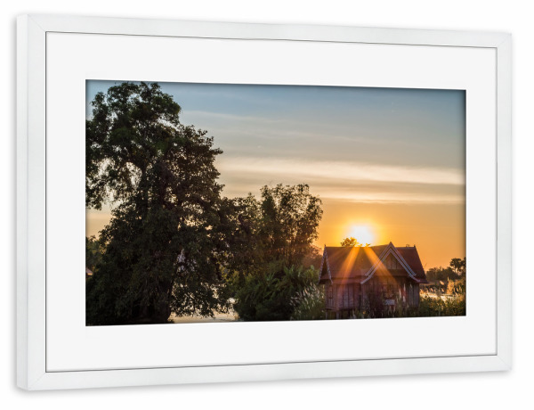 Poster mit Rahmen weiß "Idylle" artboxONE - Natur - Sonnenaufang,Hütte,Dorf,Baum,Fluss
