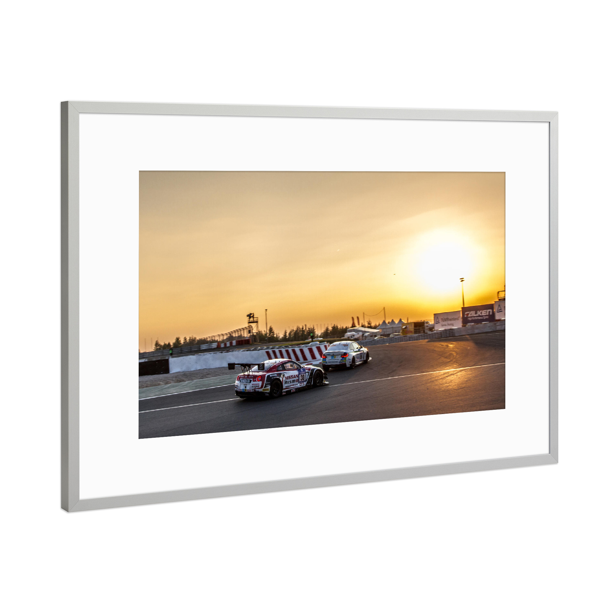 Poster mit Rahmen Silber "Der Sonne entgegen" artboxONE - Sport / Motorsport - Orange,Ab in den süden,Rennbahn,Autos,Sonne