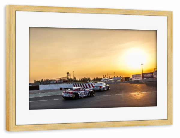 Poster mit Rahmen kiefer "Der Sonne entgegen" artboxONE - Sport / Motorsport - Orange,Ab in den süden,Rennbahn,Autos,Sonne