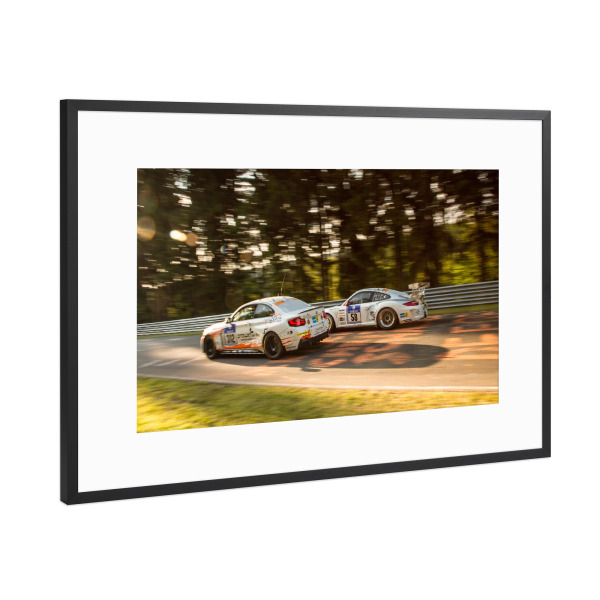 Poster mit Rahmen Schwarz (Metallic) "Auf der Überholspur" artboxONE - Sport / Motorsport