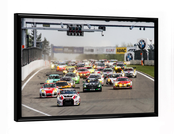 Poster mit schwarzem Rahmen "Startende Meute" artboxONE - Sport / Motorsport