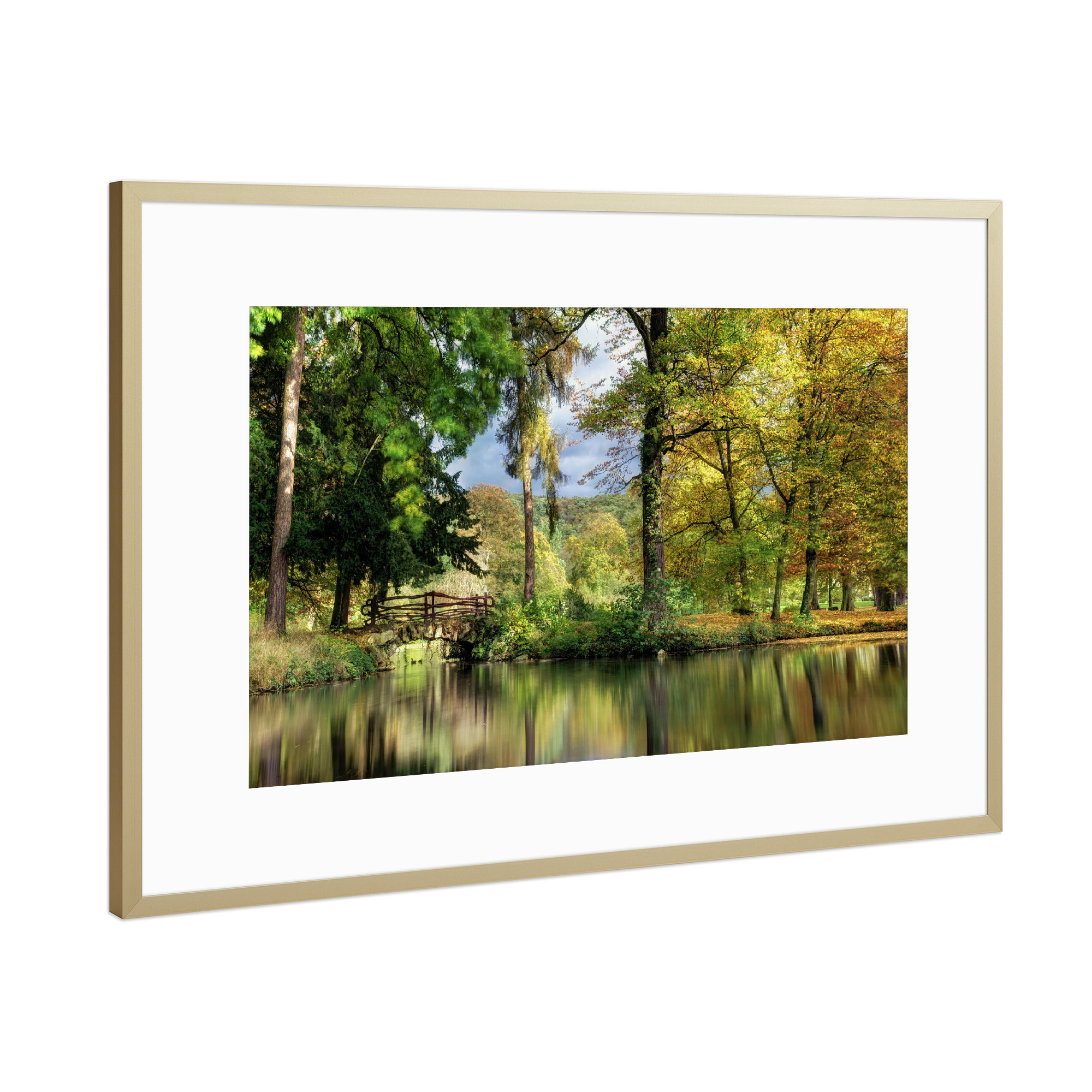 Poster mit Rahmen Gold "Idyllischer See" artboxONE - Natur - Spiegelung,Brücke,Bäume,Tümpel,Wald,Wasser,Dekorative fotografie