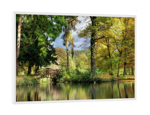 Poster mit weißem Rahmen "Idyllischer See" artboxONE - Natur - Spiegelung,Brücke,Bäume,Tümpel,Wald,Wasser,Dekorative fotografie