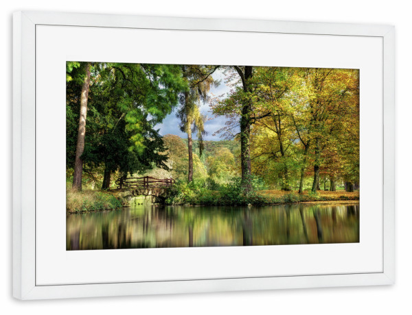 Poster mit Rahmen weiß "Idyllischer See" artboxONE - Natur - Spiegelung,Brücke,Bäume,Tümpel,Wald,Wasser,Dekorative fotografie
