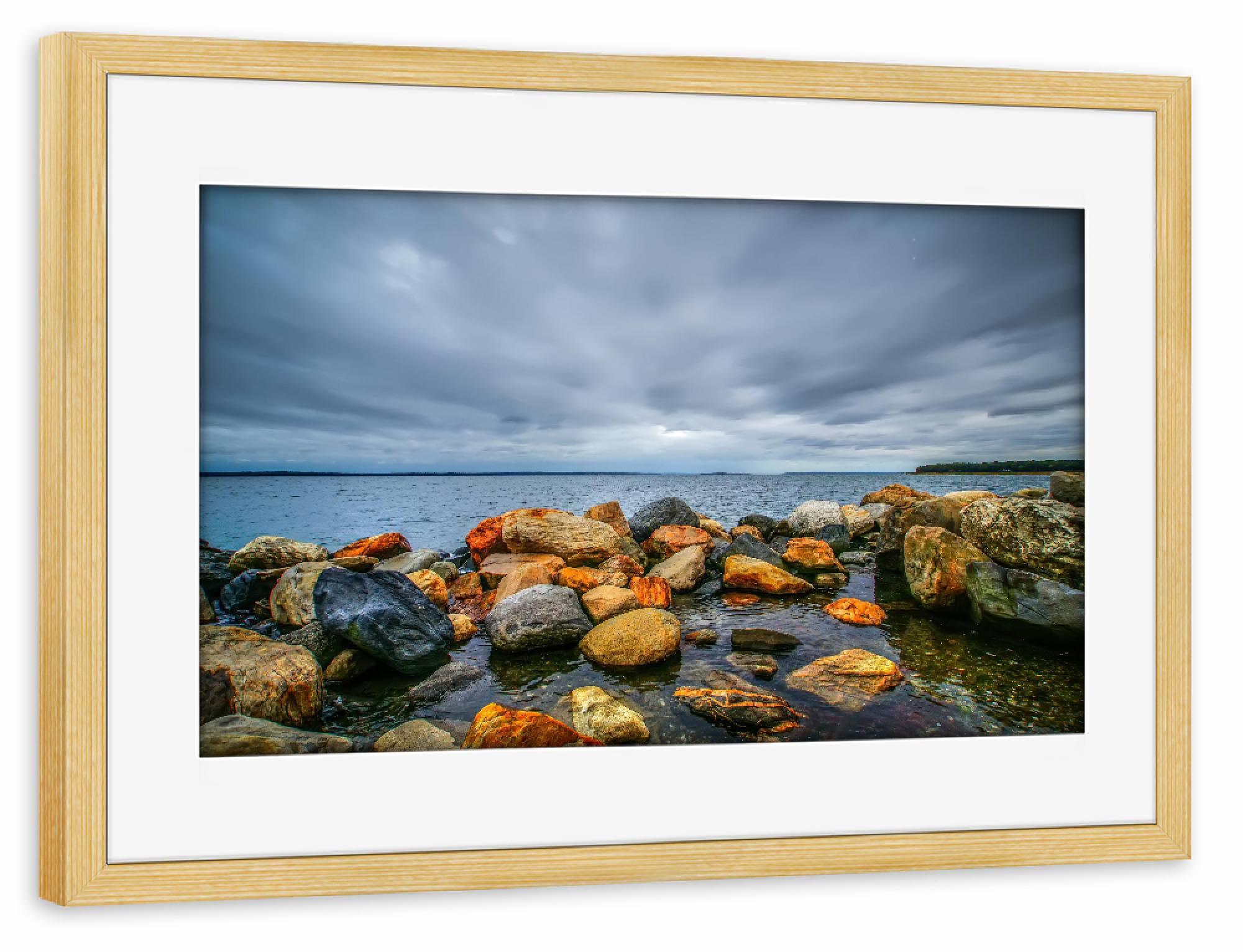 Poster mit Rahmen kiefer "Greenwich Bay" artboxONE - Städte / London - Küste,England,Ufer,Steine,Wasser,Meer