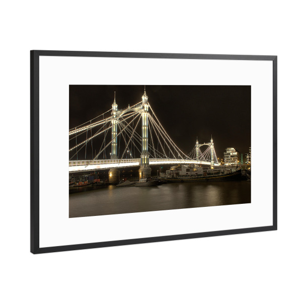 Poster mit Rahmen Schwarz (Metallic) "Albert Bridge" artboxONE - Städte / London - Brücke,London,Themse,England,Great britain,Nachtaufnahme