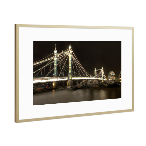 Poster mit Rahmen Gold "Albert Bridge" artboxONE - Städte / London - Brücke,London,Themse,England,Great britain,Nachtaufnahme