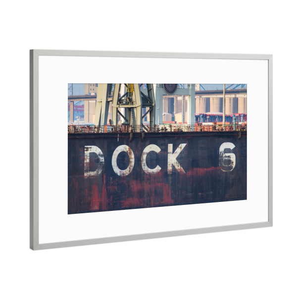 Poster mit Rahmen Silber "Dock 6" artboxONE - Städte / Hamburg - Containerschiff,Transport,Hafen,Verladen,Hamburg hafen