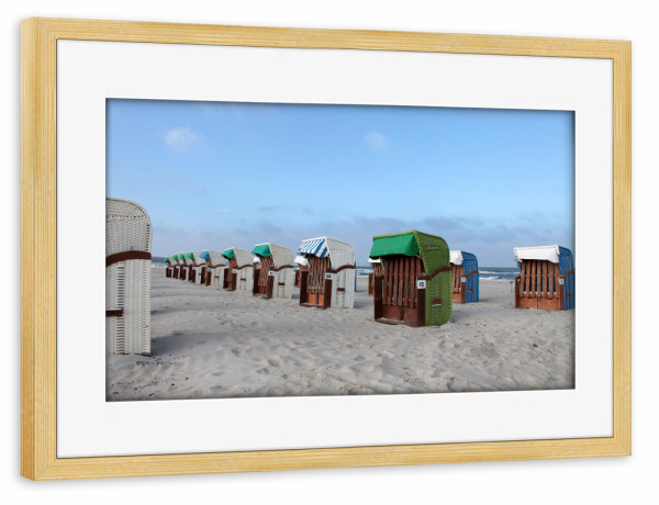 Poster mit Rahmen kiefer "Meeresbrise" artboxONE - Städte / Hamburg - Strandkörbe,Urlaub,Nordsee,Ostsee,Spießig