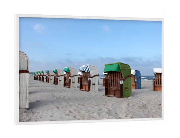 Poster mit weißem Rahmen "Meeresbrise" artboxONE - Städte / Hamburg - Strandkörbe,Urlaub,Nordsee,Ostsee,Spießig