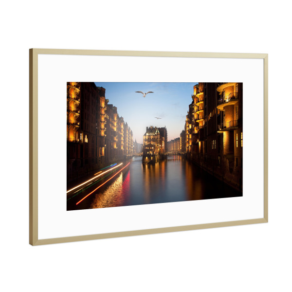 Poster mit Rahmen Gold "Speicherstadt Hamburg" artboxONE - Städte / Hamburg - Elbe,Speicher,Miniaturwunderland,Schwalbe,Lagerhaus,Kontorhaus,Hafencity