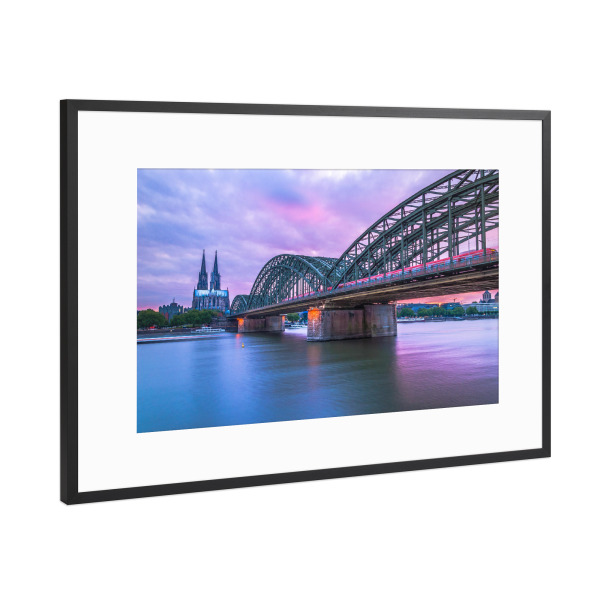Poster mit Rahmen Schwarz (Metallic) "Eine bunte Stadt" artboxONE - Städte / Köln