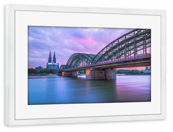 Poster mit Rahmen weiß "Eine bunte Stadt" artboxONE - Städte / Köln