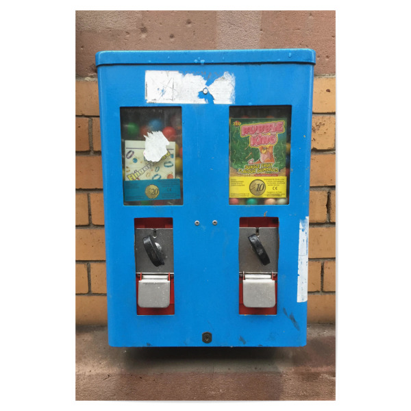 Poster "Blaue Versuchung" artboxONE - Rock the kitchen,Essen & Trinken,Streetart - Kaugummiautomat,70er,80er,90er,Retro,Gum,Kaugummi