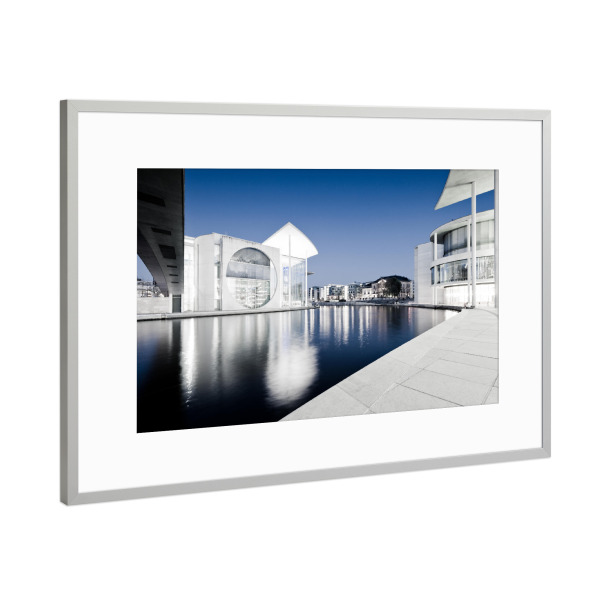 Poster mit Rahmen Silber "Architektur Kanzleramt" artboxONE - Städte / Berlin - Berlin,Kanzleramt,City,Architektur,Stadt,Abend,Nacht,Wasser,Teich