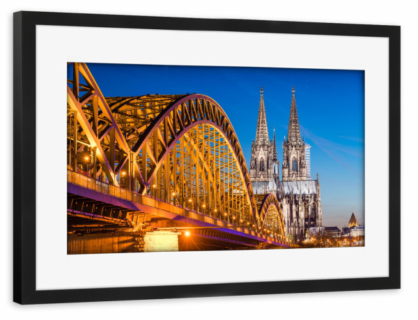 Poster mit Rahmen schwarz "Hohenzollernbrücke am Abend" artboxONE - Städte / Köln