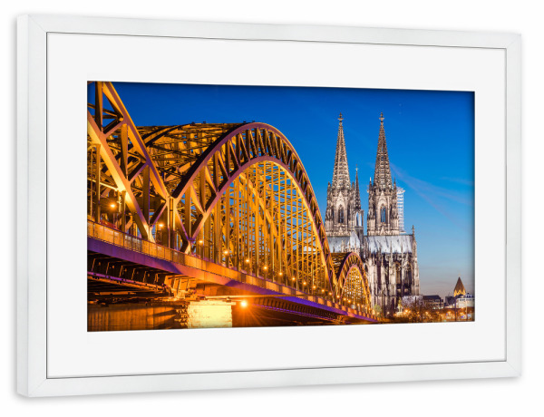 Poster mit Rahmen weiß "Hohenzollernbrücke am Abend" artboxONE - Städte / Köln