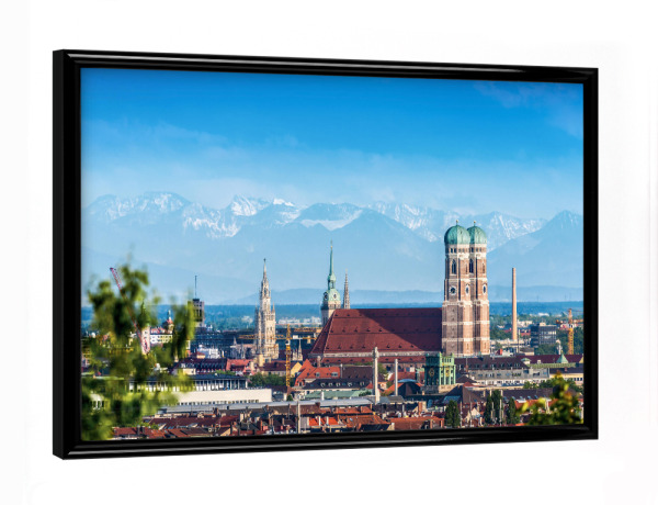Poster mit schwarzem Rahmen "Frauenkirche mit Bergen" artboxONE - Städte / München,Reise