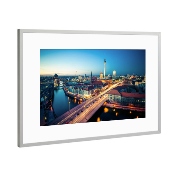 Poster mit Rahmen Silber "Spree von oben" artboxONE - Städte / Berlin,Reise - Berlin,Hauptstadt,Metropole,Capital,Fluß,Fernsehturm,Berlinder dom