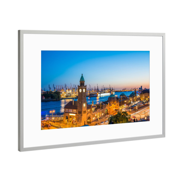 Poster mit Rahmen Silber "Landungsbrücken bei Nacht" artboxONE - Städte / Hamburg