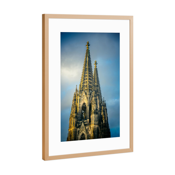 Poster mit Rahmen Kupfer "Domspitzen in den Wolken" artboxONE - Städte / Köln