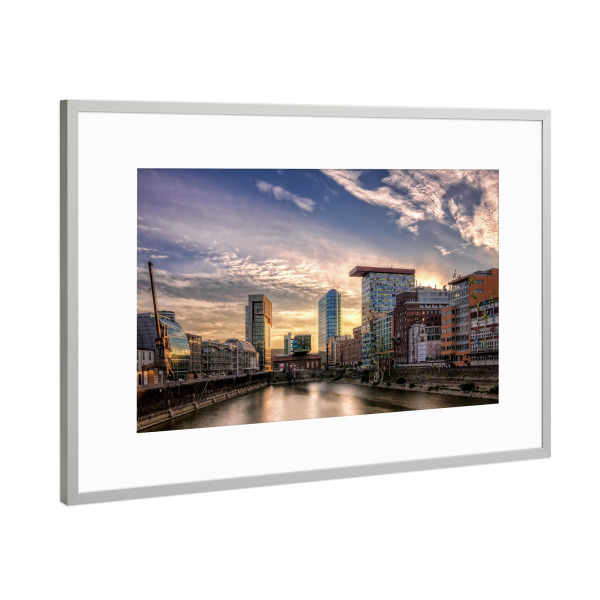 Poster mit Rahmen Silber "Medienhafen 2" artboxONE - Architektur - Medien,Düsseldorf,Gebäude,Rhein