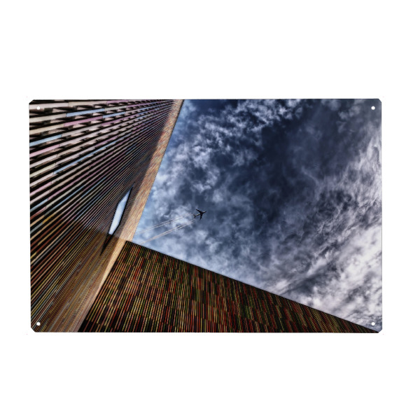 Metall Poster "Brandhorst bedeckt" artboxONE - Architektur - Dreieck,Fenster,Hauswand,Wolken,Flieger,Wetter,Himmel,Flugzeug - Blechschild