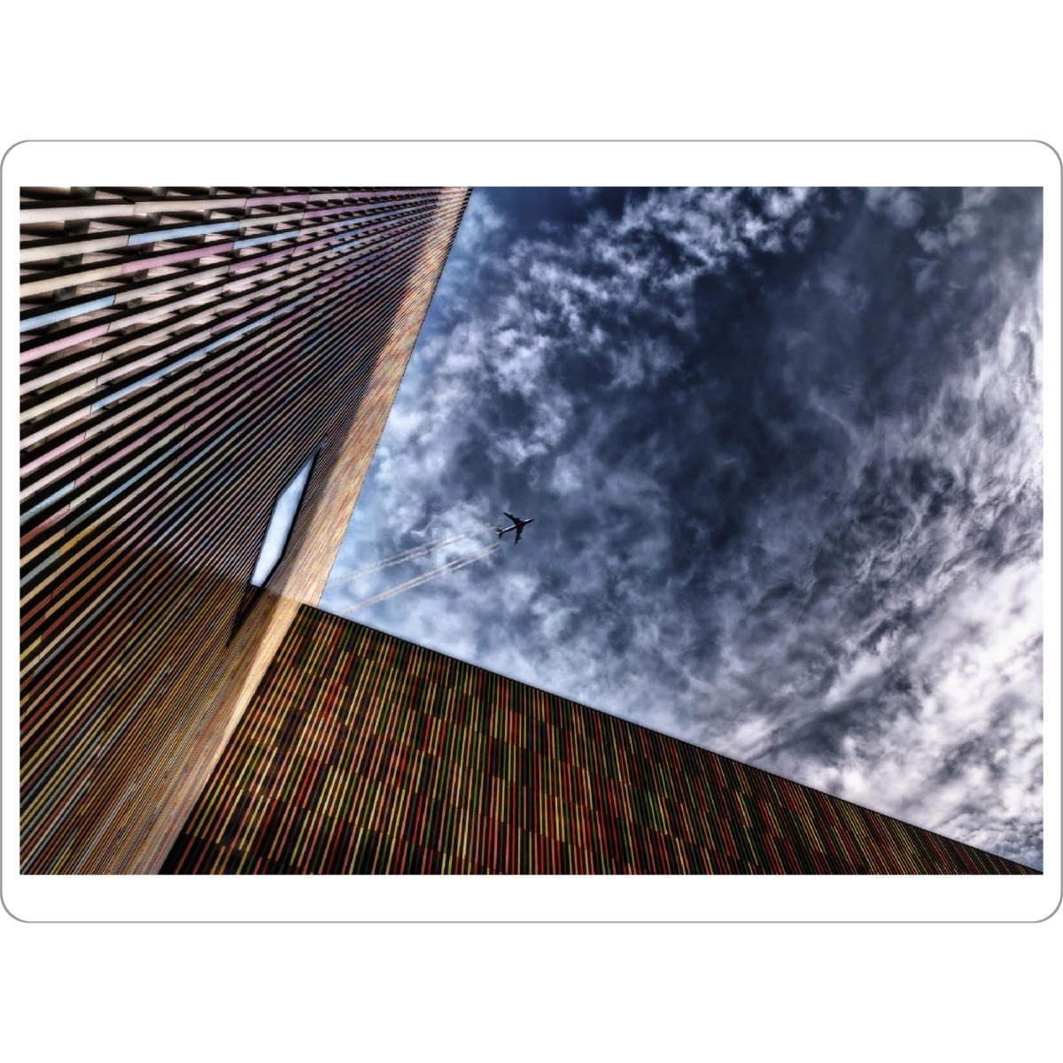 Tischset "Brandhorst bedeckt" artboxONE - Architektur - Dreieck,Fenster,Hauswand,Wolken,Flieger,Wetter,Himmel,Flugzeug - Bild dreieck