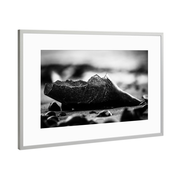 Poster mit Rahmen Silber "Scherbenrelikt" artboxONE - Schwarzweiß