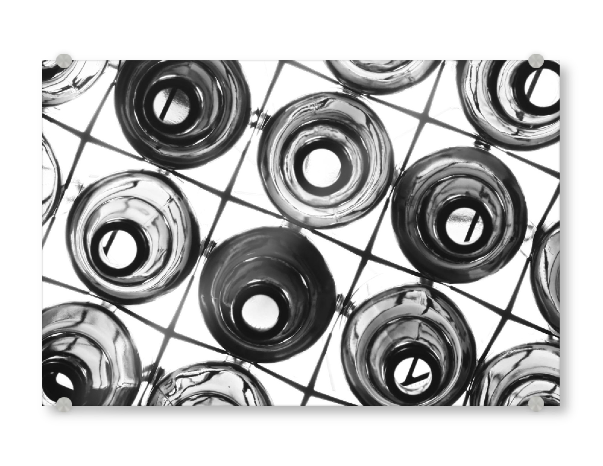 Acrylglasbild "Flaschenkasten" artboxONE - Schwarzweiß,Experimentell,Fiktion - Flasche,Flaschen,Bierflaschen,Bierkasten,Glas,Sortiert,Geordnet,Fach