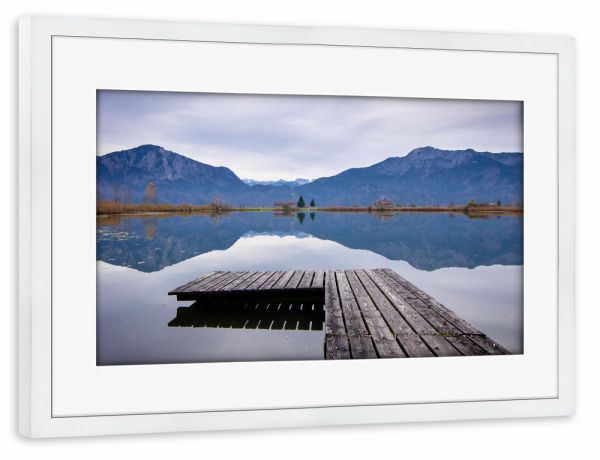 Poster mit Rahmen weiß "Spiegelung" artboxONE - Natur - See,Bergsee,Berge,Natur,Entspannung,Ruhe,Unbefleckt,Spiegelung,Wasser