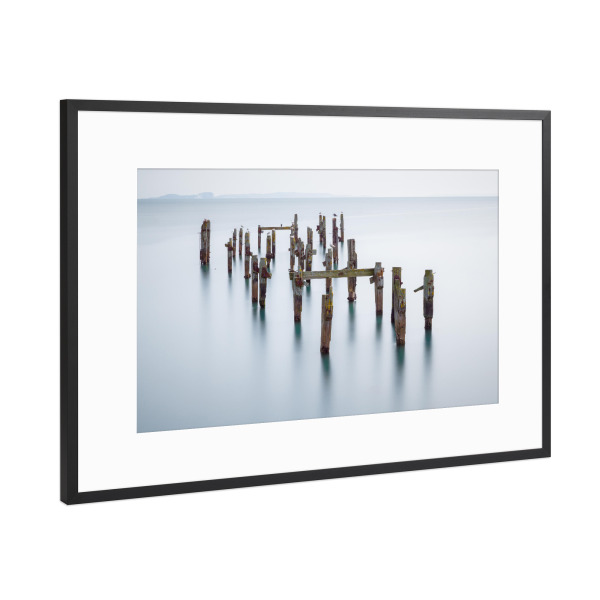 Poster mit Rahmen Schwarz (Metallic) "Calm Down" artboxONE - Natur - Wasser,See,Steg,Verlorene orte