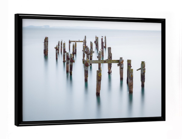 Poster mit schwarzem Rahmen "Calm Down" artboxONE - Natur - Wasser,See,Steg,Verlorene orte