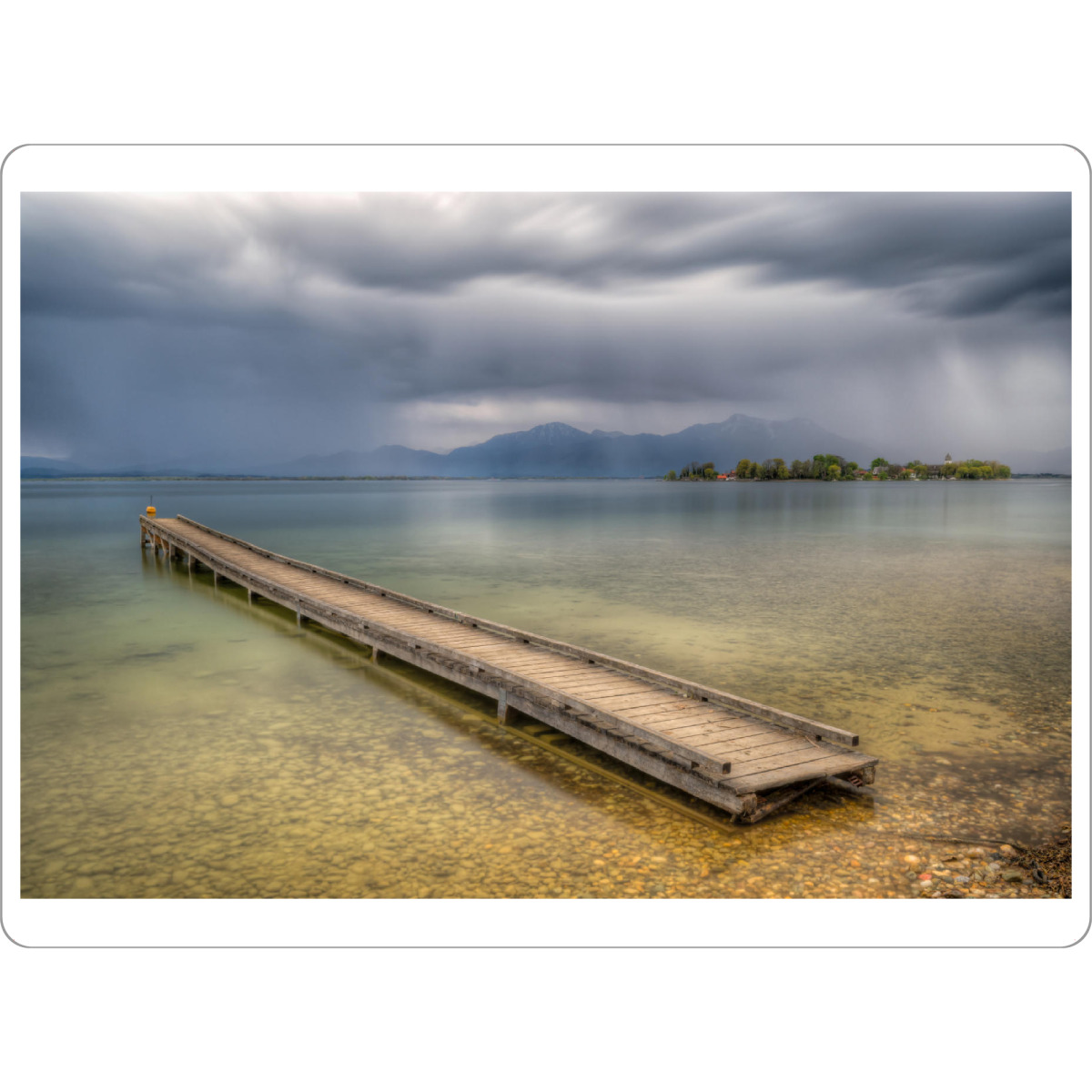 Tischset "ChiemseeMorgen" artboxONE - Natur,Reise - See,Nature,Getaway,Stones,Lake,Water,Clouds,Wolken,Sky,Himmel,Romantik,Wasser - Bild see