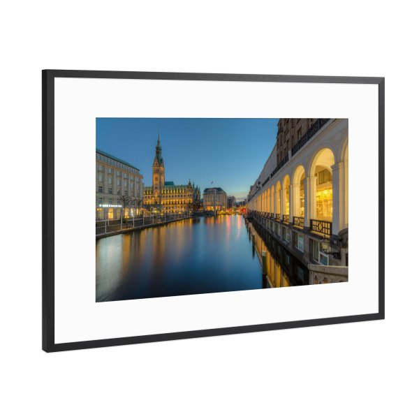 Poster mit Rahmen Schwarz (Metallic) "Hamburg Rathaus und Alsterarkaden Hamburg" artboxONE - Städte / Hamburg