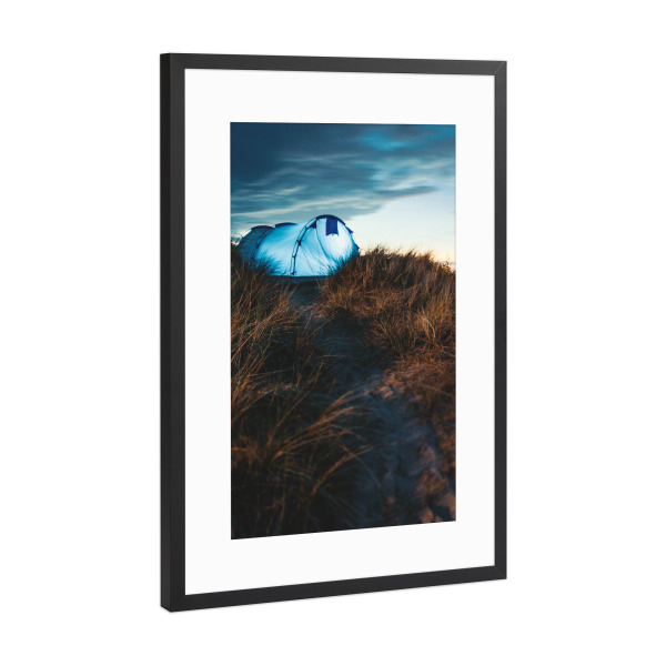 Poster mit Rahmen Schwarz (Metallic) "Camp Sylt" artboxONE - Reise / Strand und Meer,Experimentell,Sommer,Fiktion