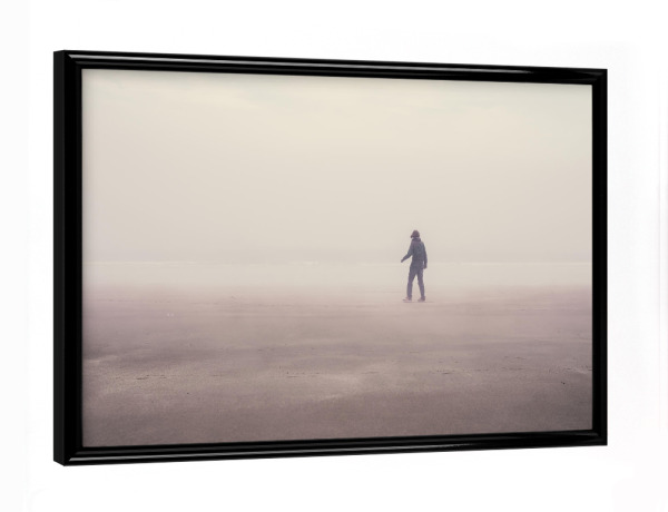 Poster mit schwarzem Rahmen "Nebelwanderer" artboxONE - Reise / Strand und Meer - Nebel,Mütze,Wanderung,Spaziergang