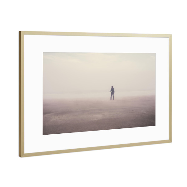 Poster mit Rahmen Gold "Nebelwanderer" artboxONE - Reise / Strand und Meer - Nebel,Mütze,Wanderung,Spaziergang