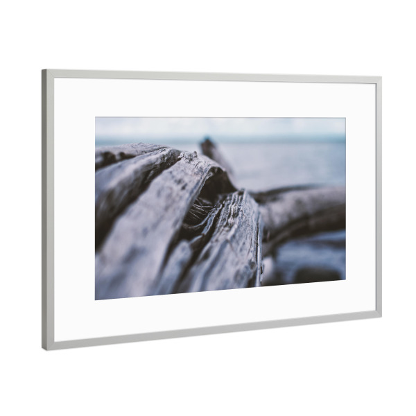 Poster mit Rahmen Silber "Verwittert" artboxONE - Natur - Tiefenschärfe,Schärfentiefe,Schiefentärfe,Verschwommen,Holz,Altes boot,Strand,Wrack