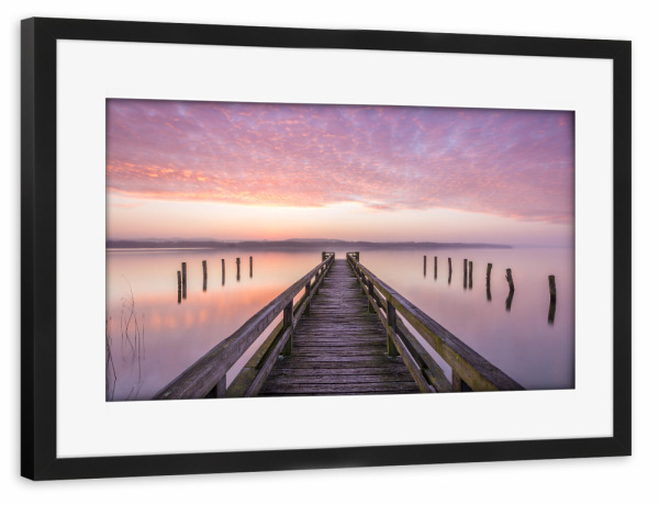 Poster mit Rahmen schwarz "Steg am Morgen" artboxONE - Natur - Meer,Steg,Weitsicht,Fernblick,Sonne,Sommer,See,Sträucher