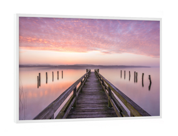 Poster mit weißem Rahmen "Steg am Morgen" artboxONE - Natur - Meer,Steg,Weitsicht,Fernblick,Sonne,Sommer,See,Sträucher