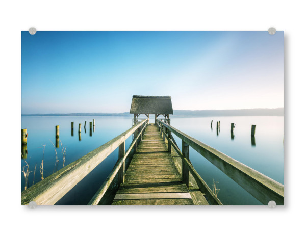 Acrylglasbild "Razeburger Steg" artboxONE - Natur - Meer,Steg,Weitsicht,Fernblick,Sonne,Sommer,See,Sträucher,Haus,Hütte,Horizont