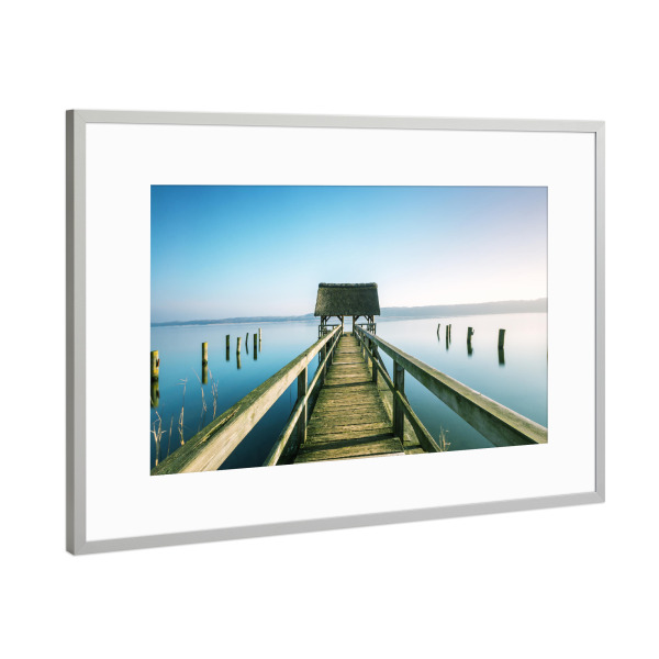 Poster mit Rahmen Silber "Razeburger Steg" artboxONE - Natur - Meer,Steg,Weitsicht,Fernblick,Sonne,Sommer,See,Sträucher,Haus,Hütte,Horizont