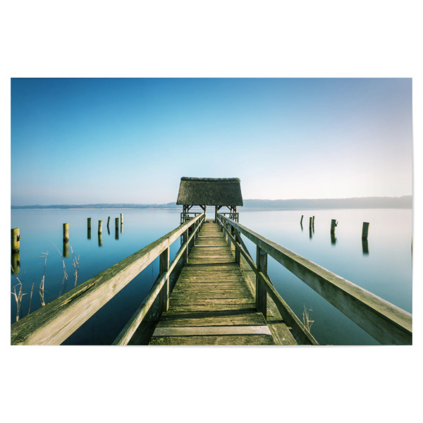 Poster 30x20 cm "Razeburger Steg" artboxONE - Natur - Meer,Steg,Weitsicht,Fernblick,Sonne,Sommer,See,Sträucher,Haus,Hütte,Horizont