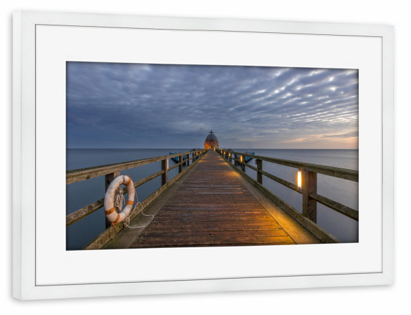 Poster mit Rahmen weiß "Seebrücke" artboxONE - Natur - Meer,Steg,Weitsicht,Fernblick,Sonne,Sommer,See,Rettungsring,Beleuchtung