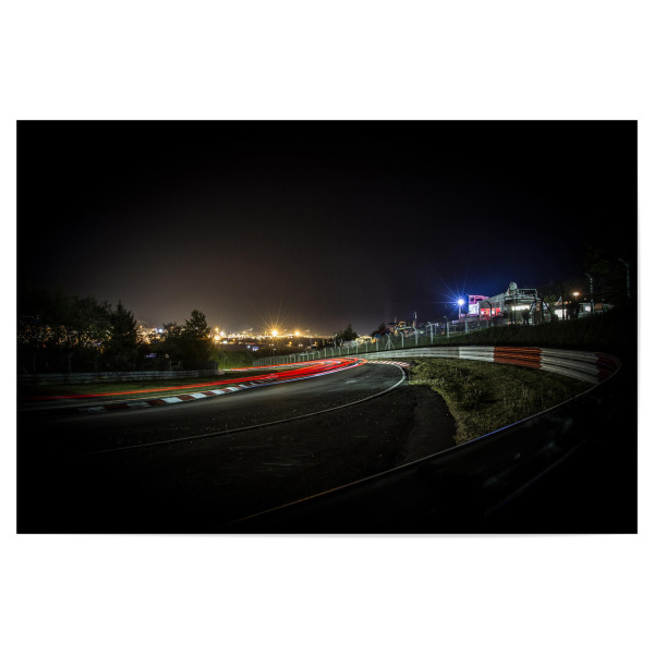 Poster "Im Schatten der Nürburg" artboxONE - Sport / Motorsport - Rennbahn,Rennsport,Nürburgring,Nürburg,Nacht