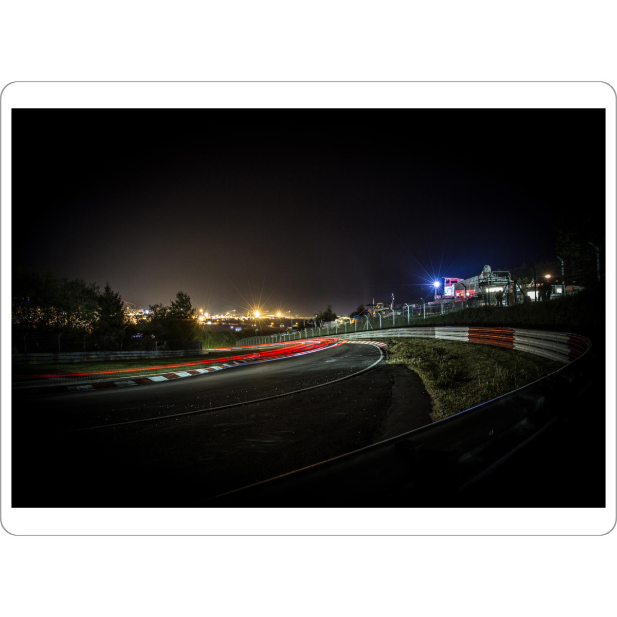 Tischset "Im Schatten der Nürburg" artboxONE - Sport / Motorsport - Rennbahn,Rennsport,Nürburgring,Nürburg,Nacht - Bild rennbahn