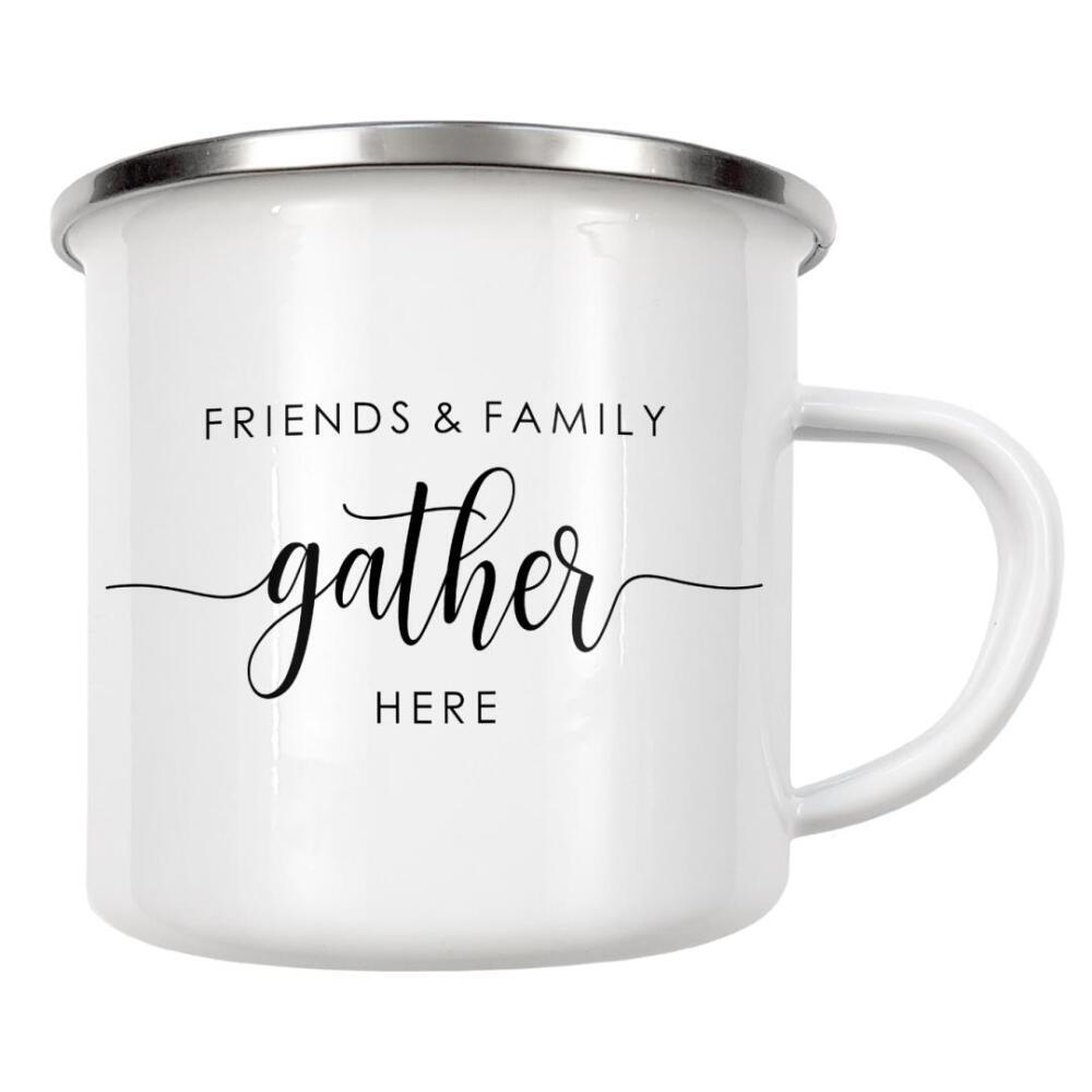 Emaille Tasse "Friends & Family Gather Here" artboxONE - Typografie,Essen & Trinken,Menschen,Liebe